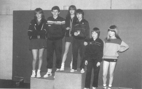 Jeunes joueurs du CTT Minerois sur un podium