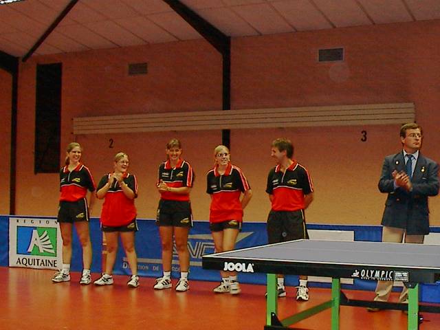 Équipe dames du CTT Minerois à Bordeaux en 2002
